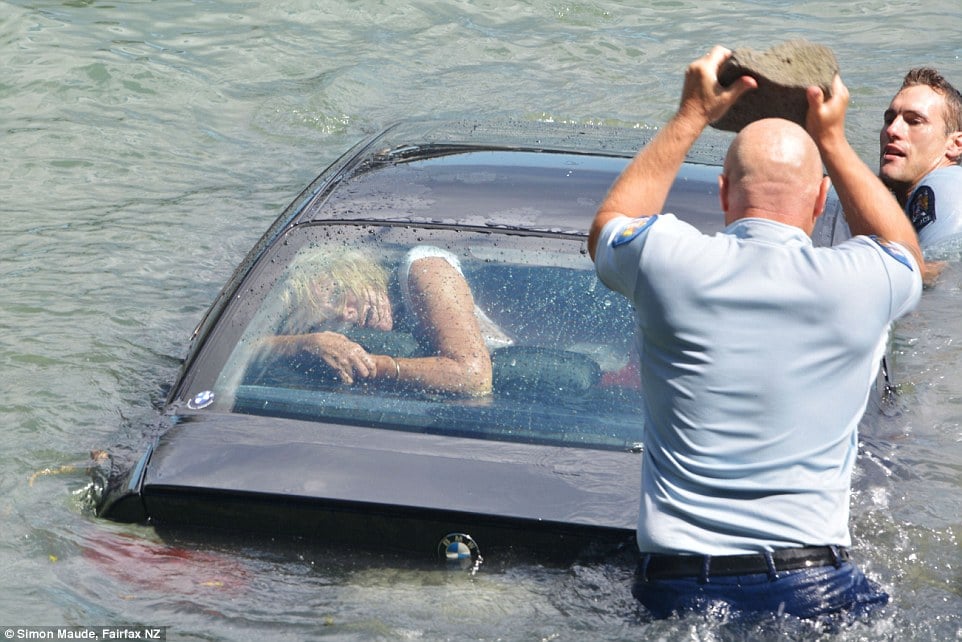 25c0d15700000578 2956559 the petrified woman was squashed up against the rear window as t a 41 1424152684613