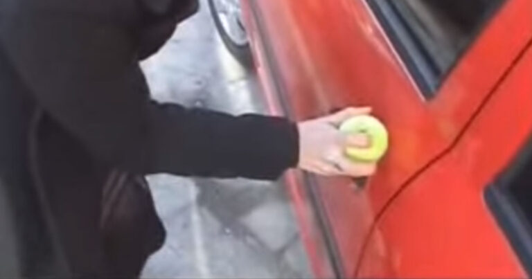 Kλειδώθηκε έξω από το αυτοκίνητο της. Έβαλε όμως ένα μπαλάκι του τέννις στην κλειδαριά! Πανέξυπνο!