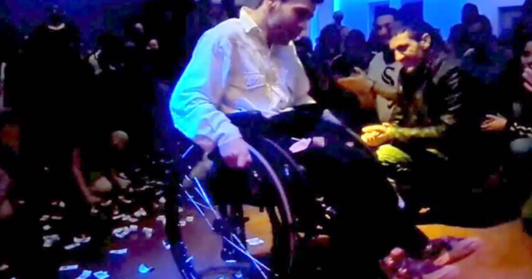 Tο Ζεϊμπέκικο του Παναγιώτη με αναπηρικό αμαξίδιο που συγκλόνισε τον κόσμο!