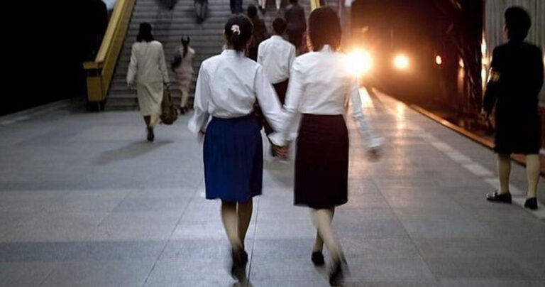 28 απαγορευμένες φωτογραφίες που κάποιος έβγαλε κρυφά από τη Βόρεια Κορέα, παρουσιάζουν το πραγματικό της πρόσωπο