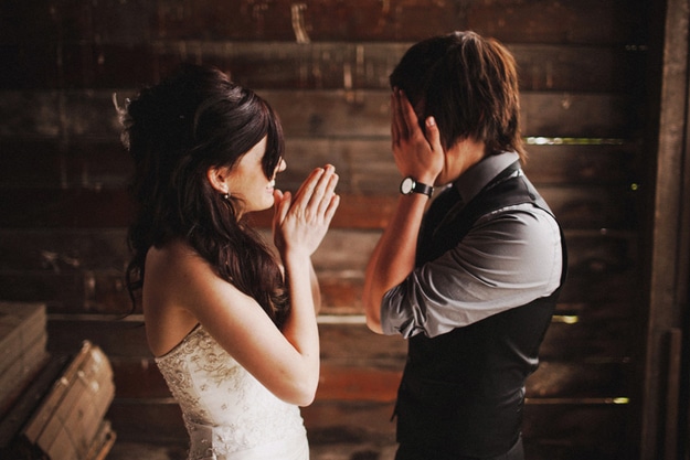 dinfo.gr - Η στιγμή που ο γαμπρός βλέπει για πρώτη φορά την νύφη με το νυφικό
