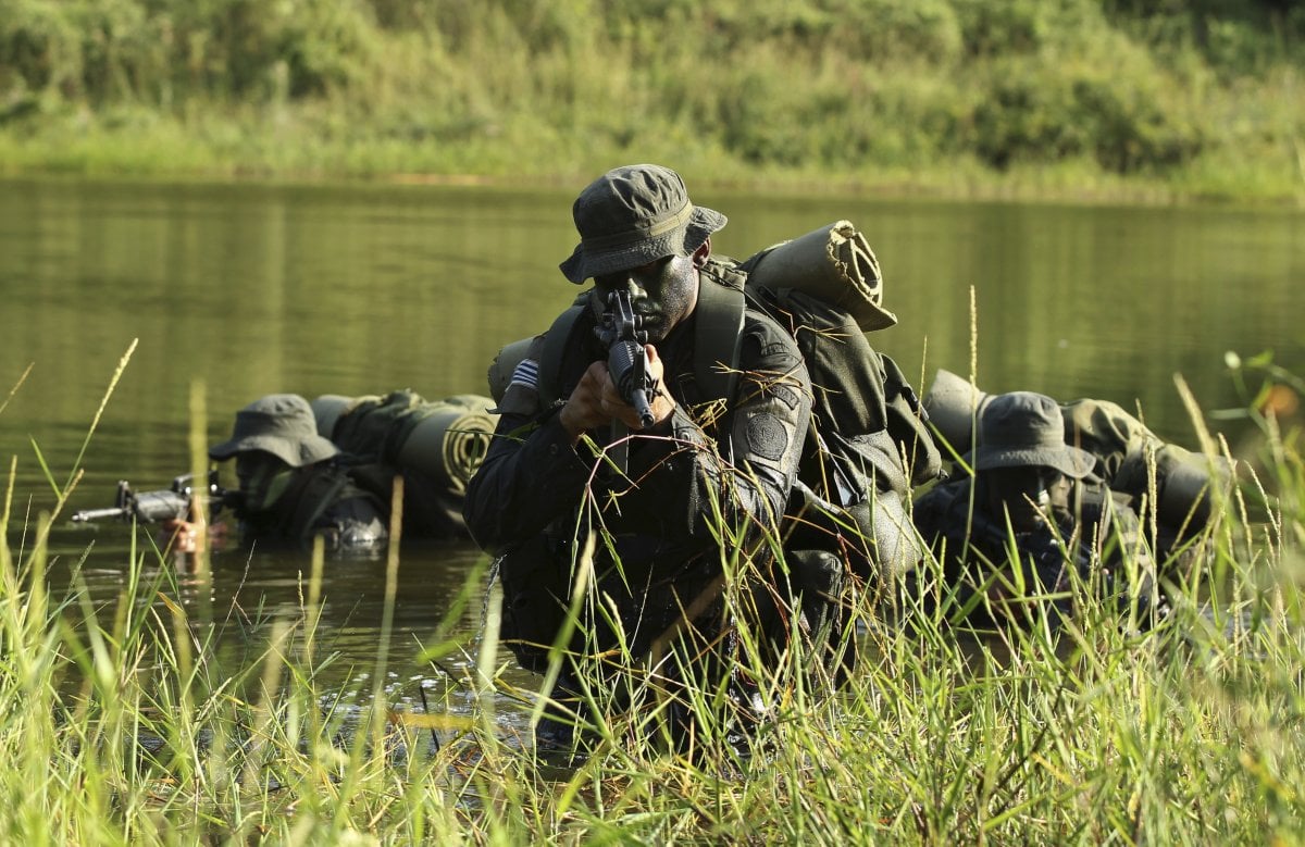 colombian policemen train in camouflage in the jungle and prepare for fighting against the farc one of the most fearsome guerrilla forces in the world