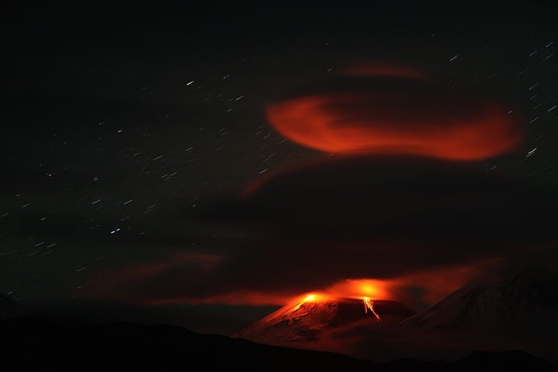 tilestwra.gr - Παράξενα σύννεφα πάνω από ηφαίστειο!