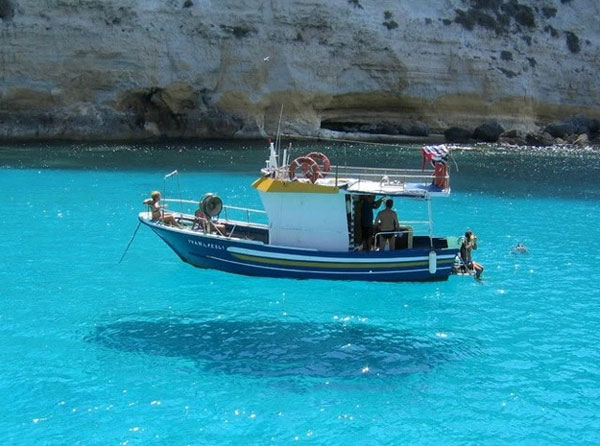tilestwra.gr - flying boat 1 Βάρκες που μοιάζουν να αιωρούνται στα πιο διάφανα νερά που έχετε δει…