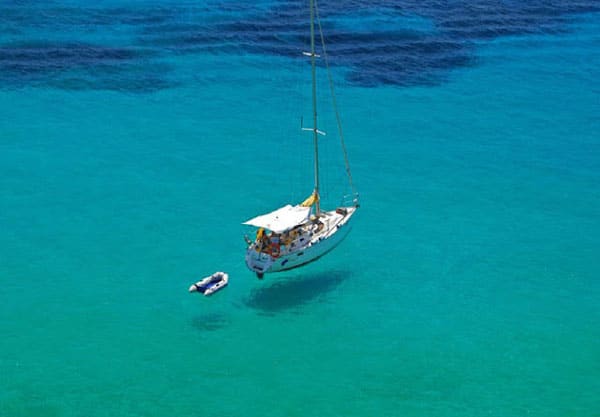 tilestwra.gr - flying boat 2 Βάρκες που μοιάζουν να αιωρούνται στα πιο διάφανα νερά που έχετε δει…