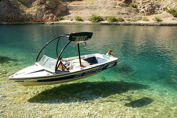 tilestwra.gr - flying boat 4 Βάρκες που μοιάζουν να αιωρούνται στα πιο διάφανα νερά που έχετε δει…