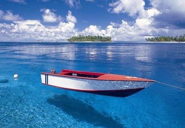 tilestwra.gr - flying boat 5 Βάρκες που μοιάζουν να αιωρούνται στα πιο διάφανα νερά που έχετε δει…