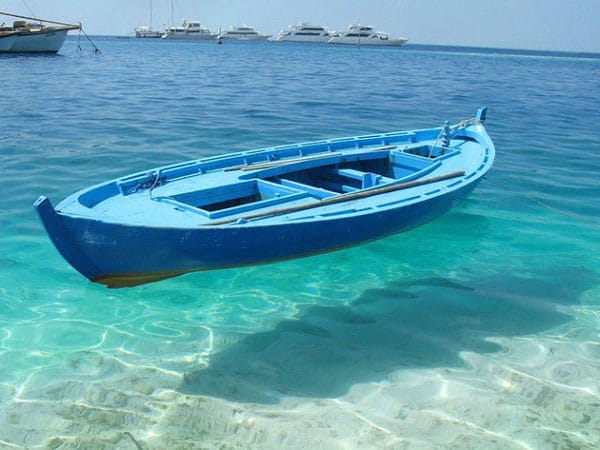 tilestwra.gr - flying boat 6 Βάρκες που μοιάζουν να αιωρούνται στα πιο διάφανα νερά που έχετε δει…