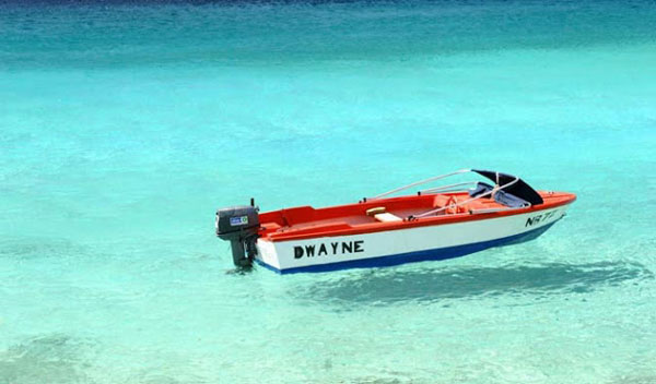tilestwra.gr - flying boat 7 Βάρκες που μοιάζουν να αιωρούνται στα πιο διάφανα νερά που έχετε δει…