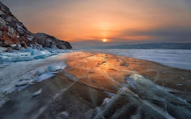 tilestwra.gr - Ηλιοβασίλεμα στην παγωμένη Βαϊκάλη