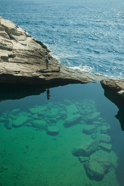 tilestwra.gr - gkiola 2 Γκιόλα, η διάφανη λίμνη της Ελλάδας! ..Μια φυσική πισίνα με καταπράσινο νερό που τη χωρίζει ένας βράχος από τη θάλασσα !!!