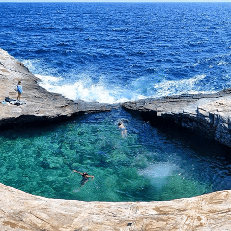 tilestwra.gr - gkiola 3 Γκιόλα, η διάφανη λίμνη της Ελλάδας! ..Μια φυσική πισίνα με καταπράσινο νερό που τη χωρίζει ένας βράχος από τη θάλασσα !!!