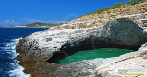 tilestwra.gr - gkiola 6 Γκιόλα, η διάφανη λίμνη της Ελλάδας! ..Μια φυσική πισίνα με καταπράσινο νερό που τη χωρίζει ένας βράχος από τη θάλασσα !!!