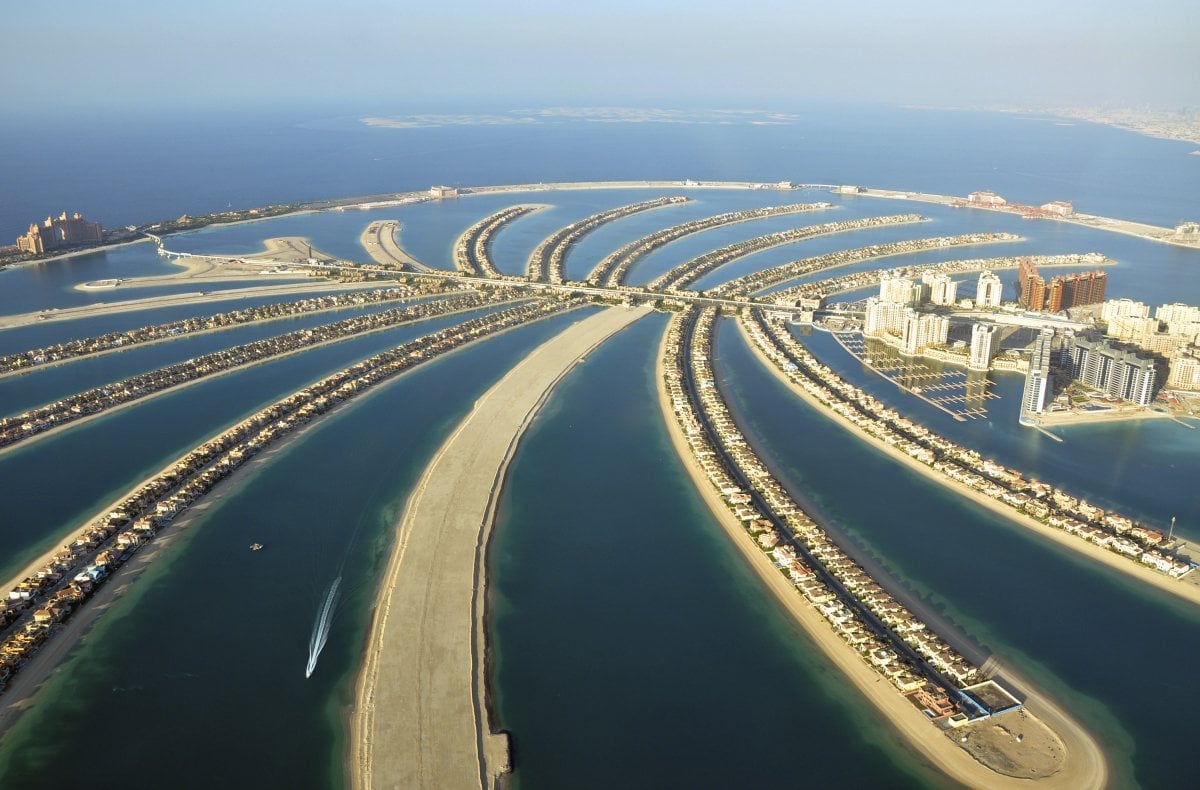 Here's the Palm Island Jumeirah, the smallest island, in 2007 when it welcomed its first tenants.