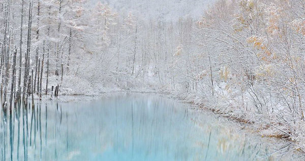 tilestwra.gr - Γαλάζια λίμνη αλλάζει εμφάνιση το χειμώνα!