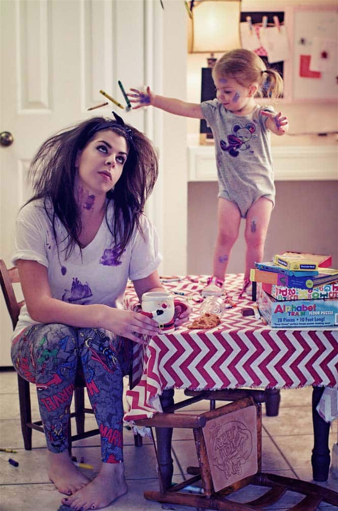 Ξεκαρδιστική φωτογράφηση δείχνει την καθημερινότητα μιας νεαρής μητέρας στο σπίτι (1)