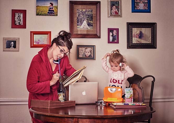 Ξεκαρδιστική φωτογράφηση δείχνει την καθημερινότητα μιας νεαρής μητέρας στο σπίτι (6)