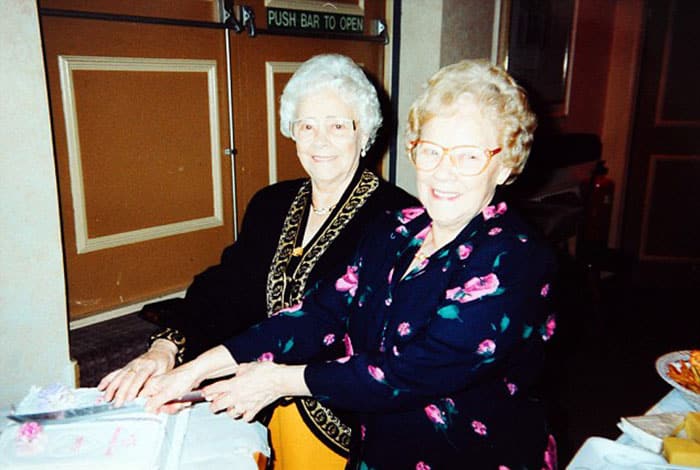oldest twin sisters 103 years florence davies glenys thomas 16