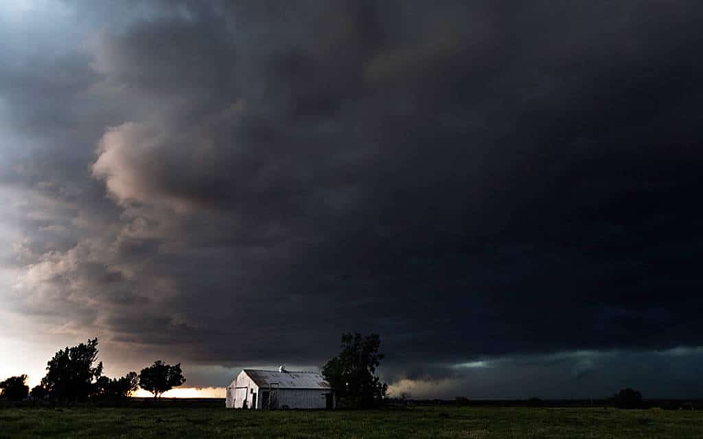 storm-chaser-white_3170634k