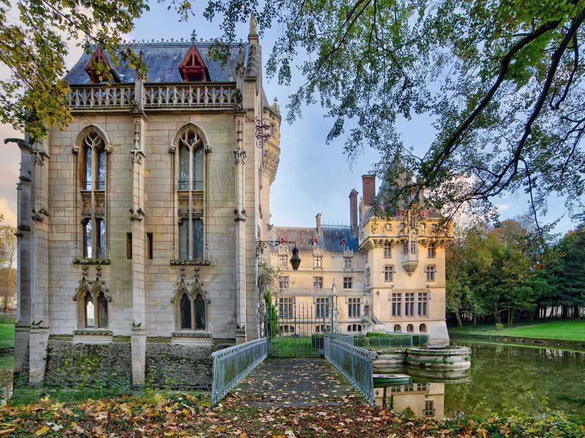 The castle wasn't always this gorgeous. In the ensuing two centuries it fell into disrepair, before being completely renovated in 1867. At that time it also received a chapel and a "dungeon square." 