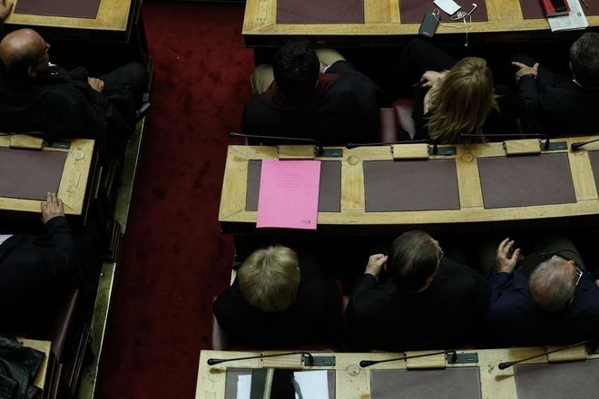 Πόσο μας κοστίζει ένας βουλευτής; 2 vouli heads