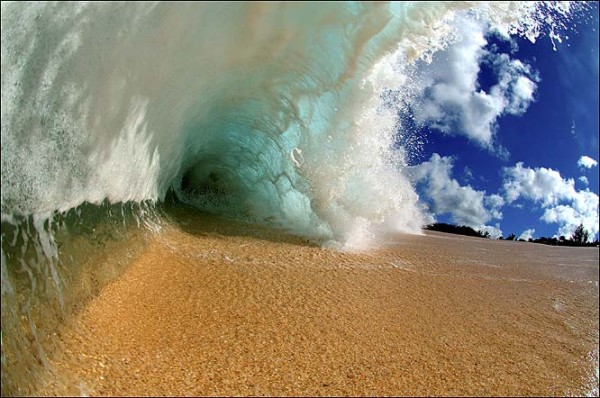 tilestwra.gr - Σέρφερ φωτογραφίζει τα κύματα... από μέσα!