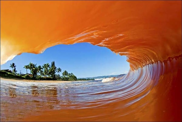 tilestwra.gr - Σέρφερ φωτογραφίζει τα κύματα... από μέσα!
