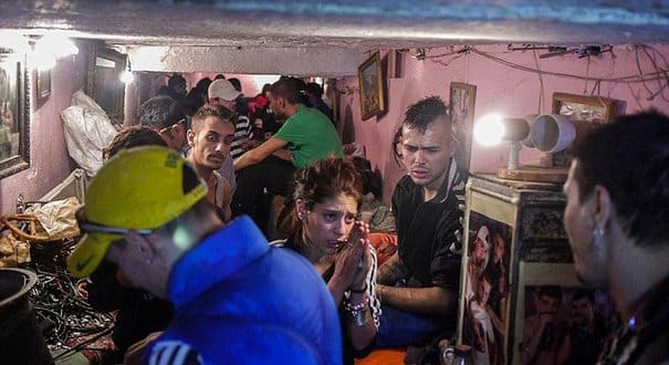 tilestwra.gr - Η ζωή κάτω από τη πόλη: ορφανά στη Ρουμανία βρίσκουν καταφύγιο στους υπόνομους