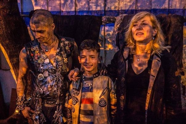 tilestwra.gr - Η ζωή κάτω από τη πόλη: ορφανά στη Ρουμανία βρίσκουν καταφύγιο στους υπόνομους