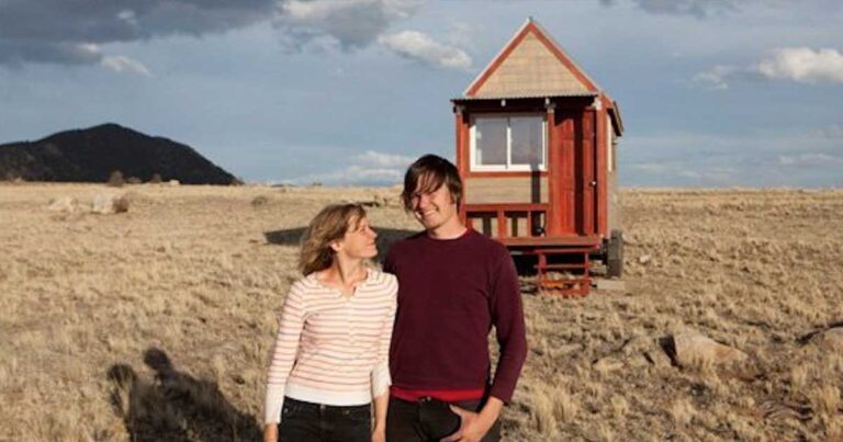 Ένα ζευγάρι έφτιαξε μόνο του ένα σπίτι 12 τετραγωνικών, ζει ευτυχισμένα εκεί και το έκαναν και ντοκιμαντέρ!