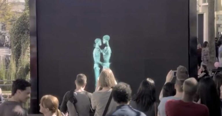 Σκελετοί αγκαλιάζονται, φιλιούνται και χορεύουν μπροστά σε πλήθος κόσμου! Μόλις εμφανιστούν; Θα σας κάνουν να χαμογελάσετε!