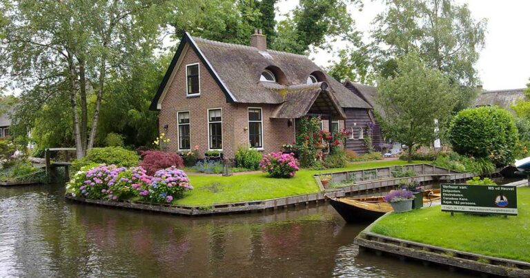 H μαγευτική μικρή πόλη που δεν έχει δρόμους και η ζωή εκεί είναι ήρεμη και παραμυθένια