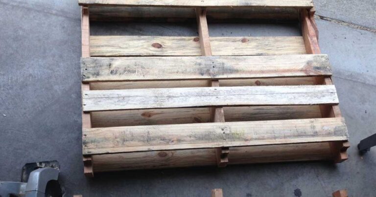 Πήρε μια παλέτα που δεν ήθελε κανείς και άλλαξε την κουζίνα του για πάντα!