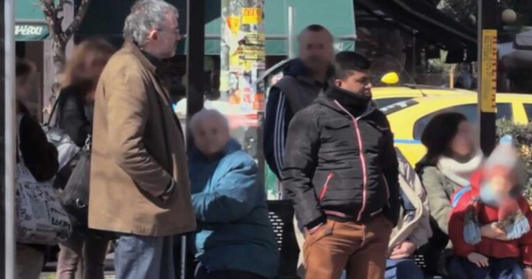 Είναι οι Έλληνες ρατσιστές; Το κοινωνικό πείραμα σε στάσεις λεωφορείων της Αθήνας που δίνει την απάντηση.