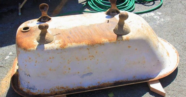 Βρήκε μια παλιά μπανιέρα και την έκοψε στην μέση. Το αποτέλεσμα; Απλά υπέροχο!