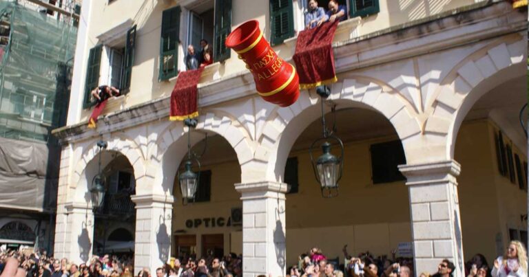 10 μέρη της Ελλάδας όπου το Πάσχα γιορτάζεται με ξεχωριστό τρόπο!