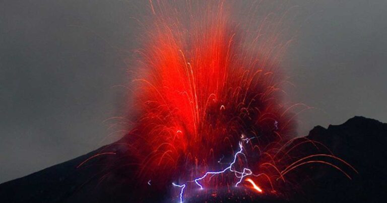 Μοναδικές φωτογραφίες και βίντεο από ηφαιστειακές αστραπές