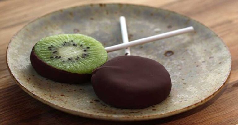 Μοναδική συνταγή για σοκολατένια ακτινίδια σε ξυλάκι!