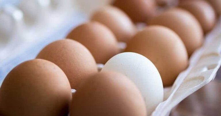 Πως να ξεφλουδίστε εύκολα τα βρασμένα αυγά;
