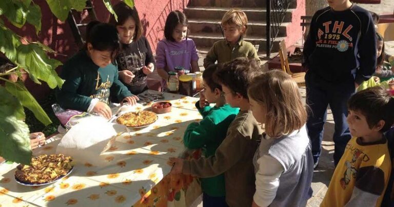 Η ιστορία του νεαρού δάσκαλου από το Ρέθυμνο που έφτιαξε ένα διαφορετικό δημοτικό σχολείο