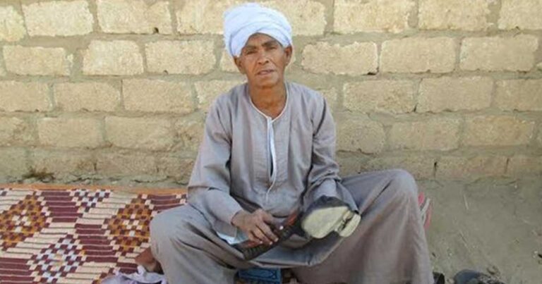 Μητέρα από την Αίγυπτο ντυνόταν άντρας για 43 χρόνια για να μπορεί να συντηρεί την οικογένειά της!