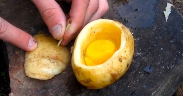 Πήρε ένα αβγό και το έριξε μέσα σε μια πατάτα! Τέτοιο πρωινό δεν έχετε ξαναδεί! (βίντεο)