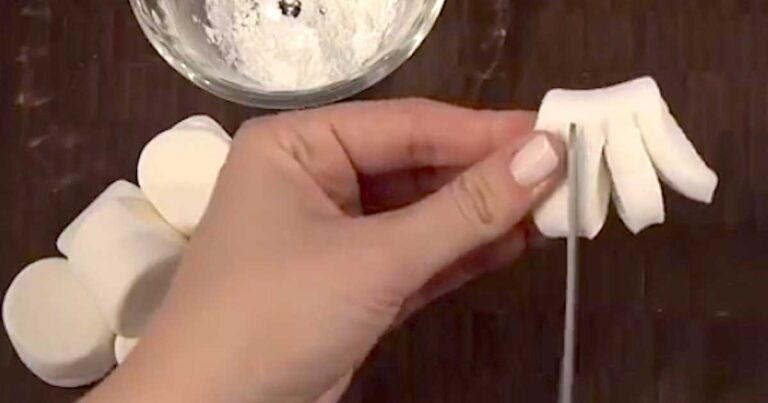 Έκοψε αυτά τα ζαχαρωτά μέχρι την μέση. Το αποτέλεσμα; Πεντανόστιμο και εντυπωσιακό!