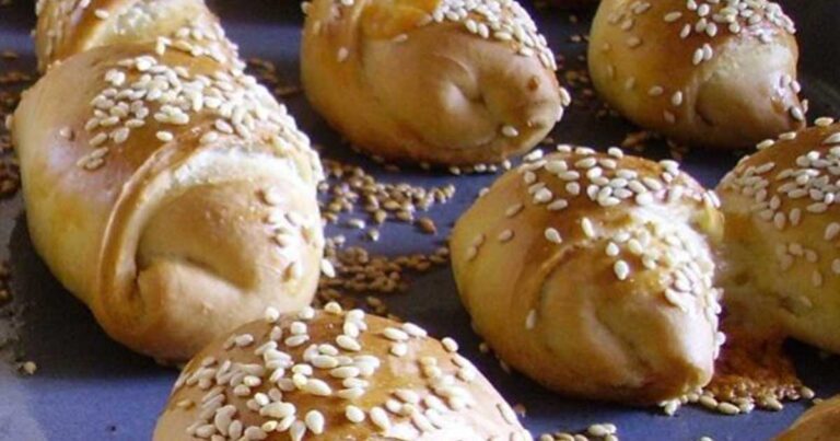 Νόστημη συνταγή για σπιτικά κρουασανάκια με φέτα της μαμάς!