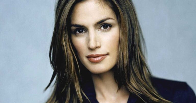 H 49χρονη Σίντι Κρόφορντ σε μια πολύ αποκαλυπτική φωτογράφιση στην παραλία