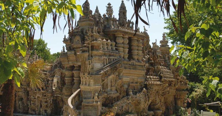 Ο ταχυδρόμος που έκανε 33 ολόκληρα χρόνια για να χτίσει αυτό το παλάτι από… βότσαλα!