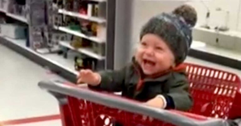 Αυτό το μωράκι έχει το καλύτερο γέλιο που έχετε ακούσει! Θα σας κάνει να χαμογελάσετε!