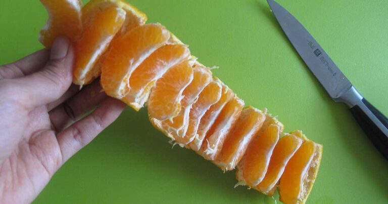 Ένα έξυπνος τρόπος να ξεφλουδίσουμε ένα πορτοκάλι με τρεις κινήσεις!
