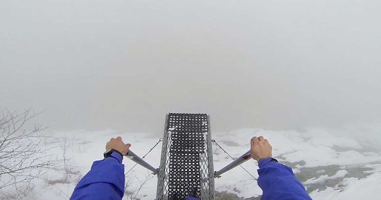 Θεότρελος άντρας πηδάει… στο κενό! (βίντεο)