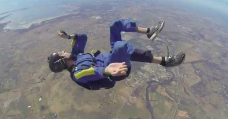Συγκλονιστικό βίντεο με αλεξιπτωτιστή να λιποθυμάει στα 9.000 πόδια!